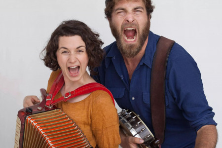 Frau mit Akkordeon und Mann mit Banjo am Singen