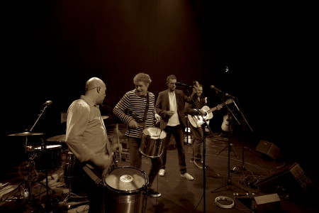Vier Musiker auf der Bühne schwarzweißes Bild